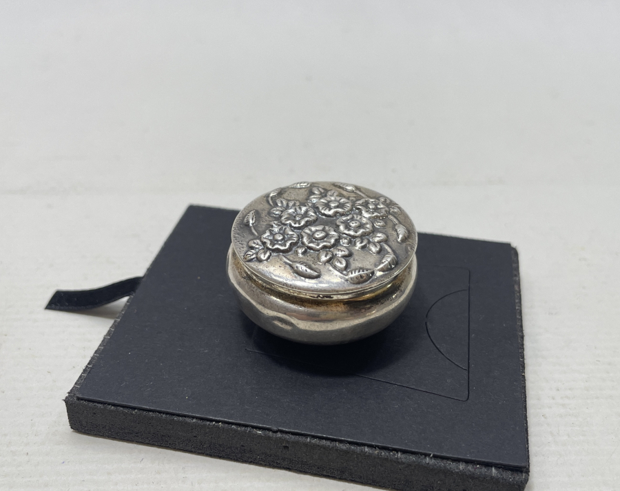 KABARTMA İŞÇİLİKLİ GÜMÜŞ ENFİYE KUTUSU