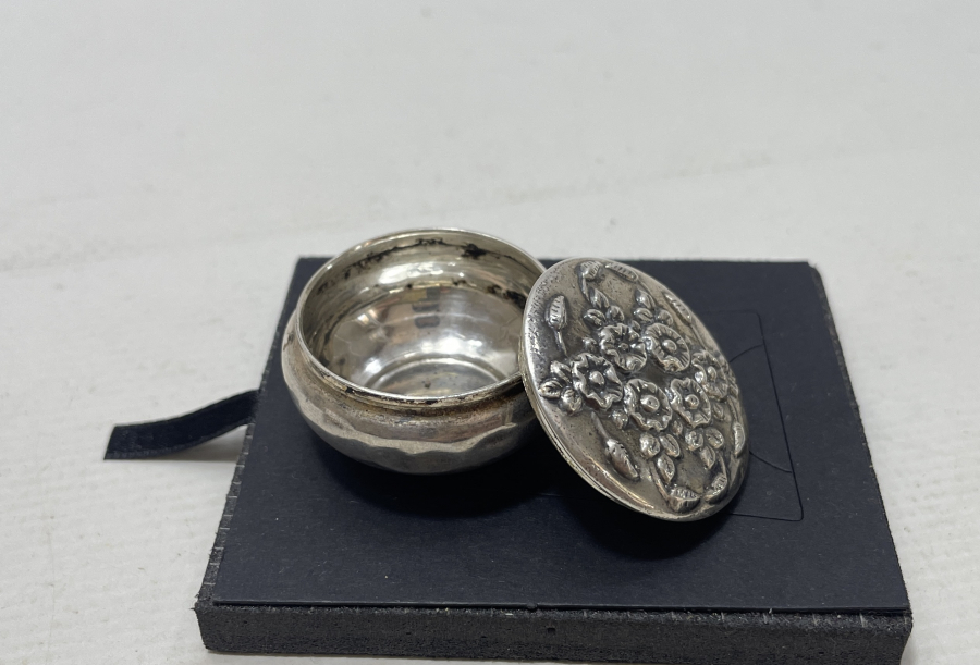 KABARTMA İŞÇİLİKLİ GÜMÜŞ ENFİYE KUTUSU