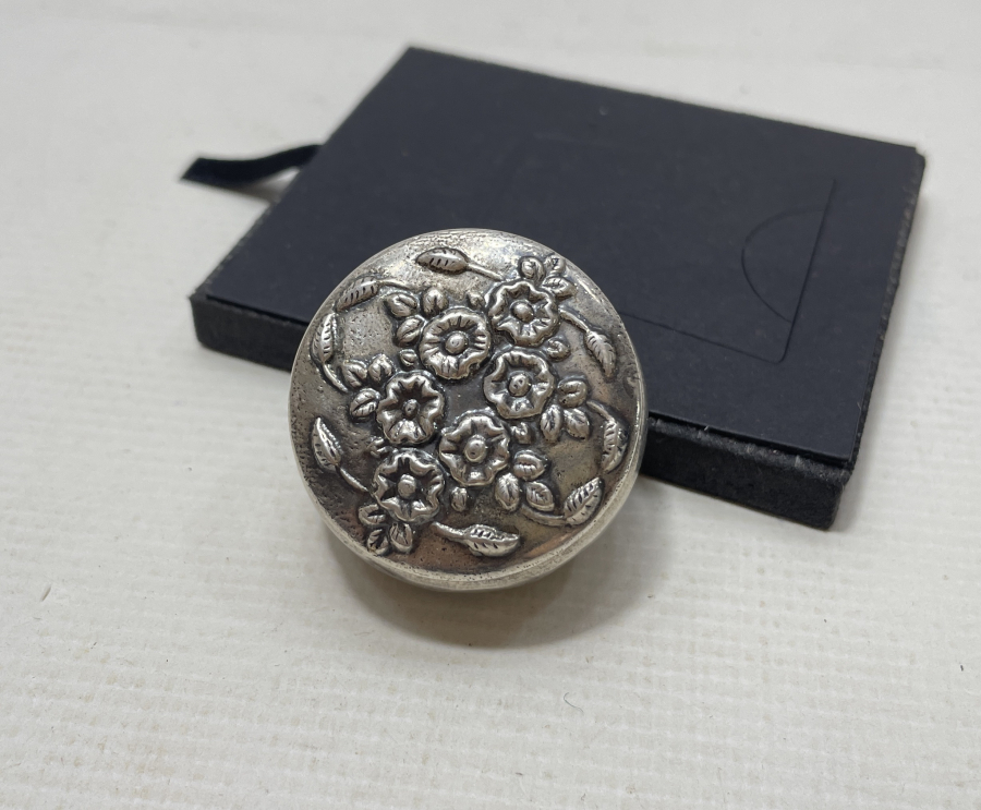 KABARTMA İŞÇİLİKLİ GÜMÜŞ ENFİYE KUTUSU