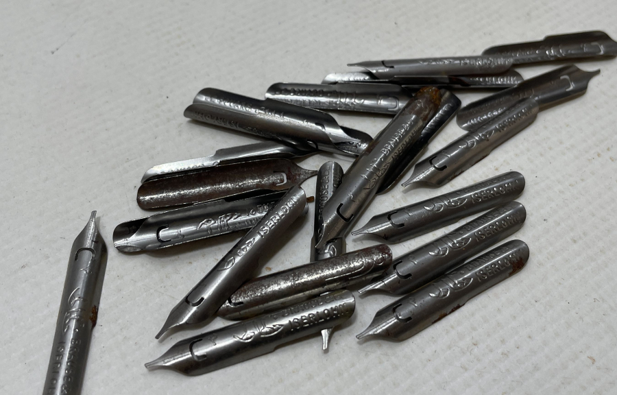 ÜZERLERİ OSMANLICA YAZILI DİVİT UÇLARI LOTU