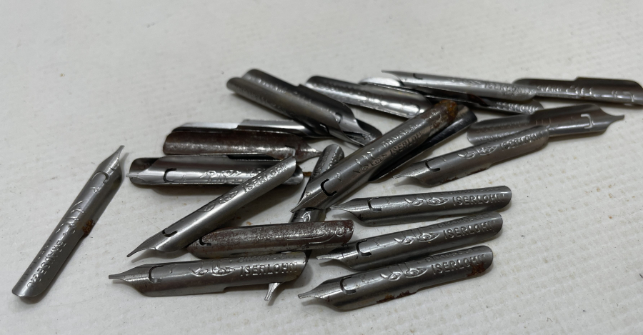 ÜZERLERİ OSMANLICA YAZILI DİVİT UÇLARI LOTU