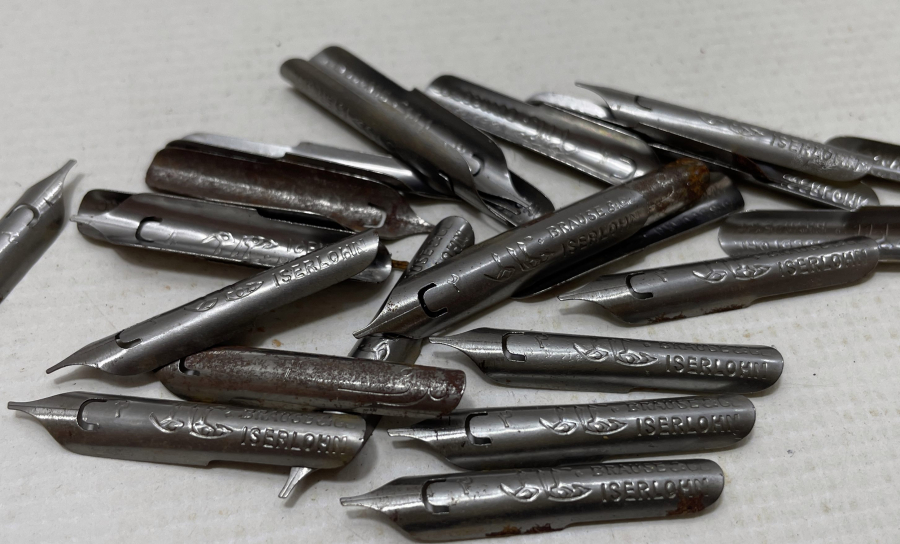 ÜZERLERİ OSMANLICA YAZILI DİVİT UÇLARI LOTU