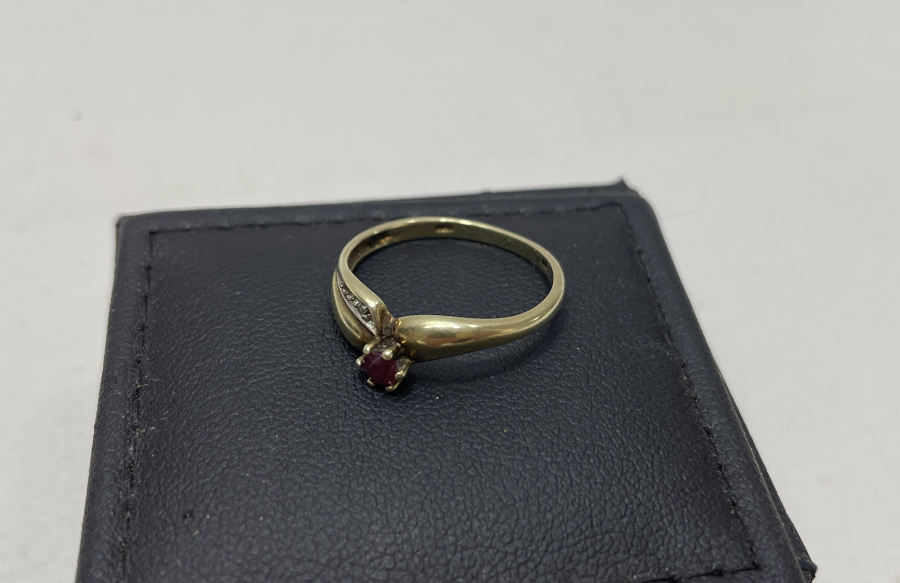 YAKUT VE PIRLANTA TAŞLI ZİHGİR FORMUNDA ANTİKA ALTIN YÜZÜK