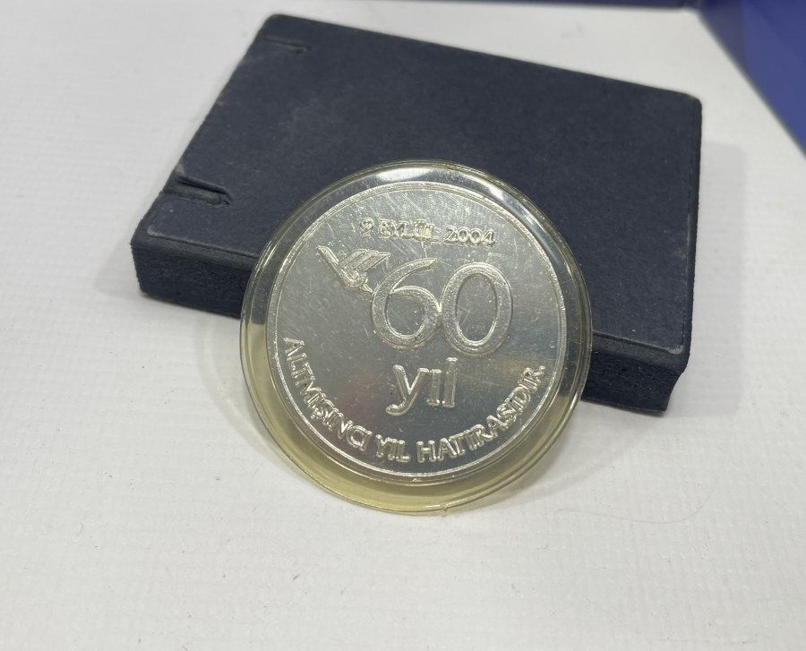 YAPI KREDİ BANKASI'NIN KURULUŞUNUN 60. YILINA ÖZEL BASILMIŞ HATIRA PARA