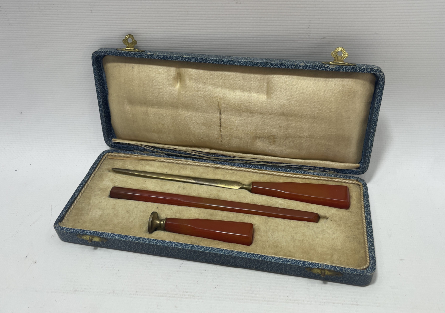 1900 BAŞLARI KUTUSUNDA KATALİN YAZI TAKIMI