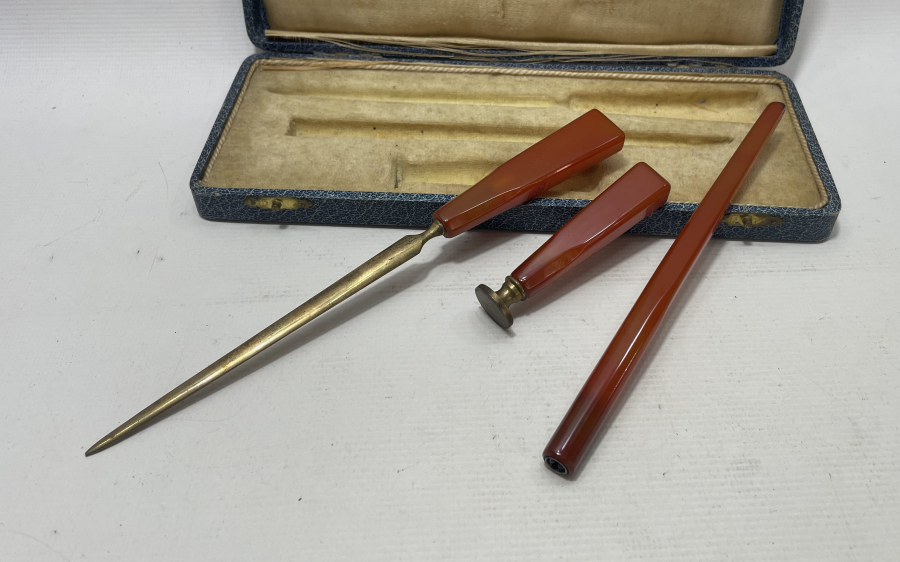 1900 BAŞLARI KUTUSUNDA KATALİN YAZI TAKIMI