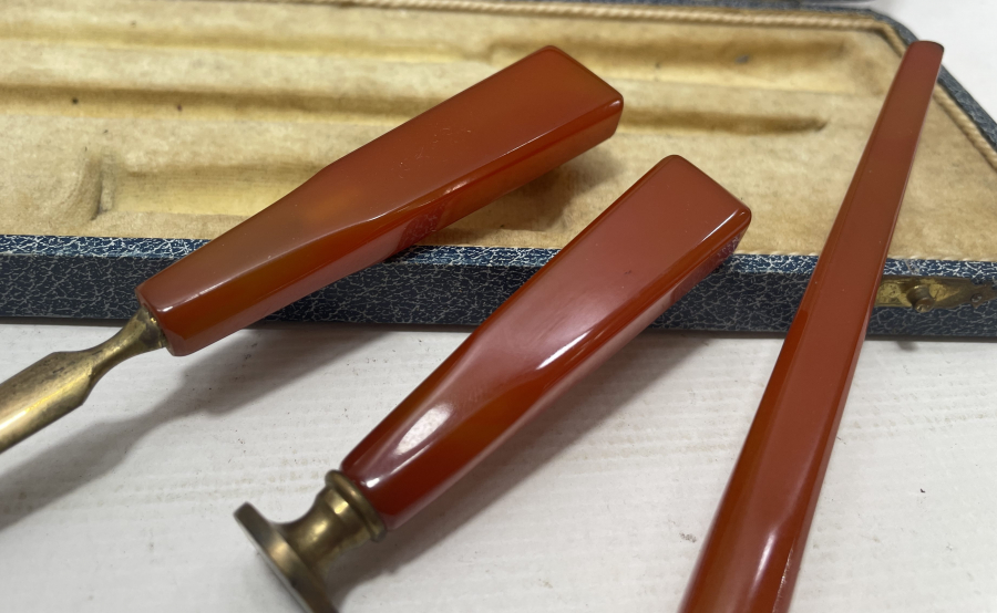 1900 BAŞLARI KUTUSUNDA KATALİN YAZI TAKIMI