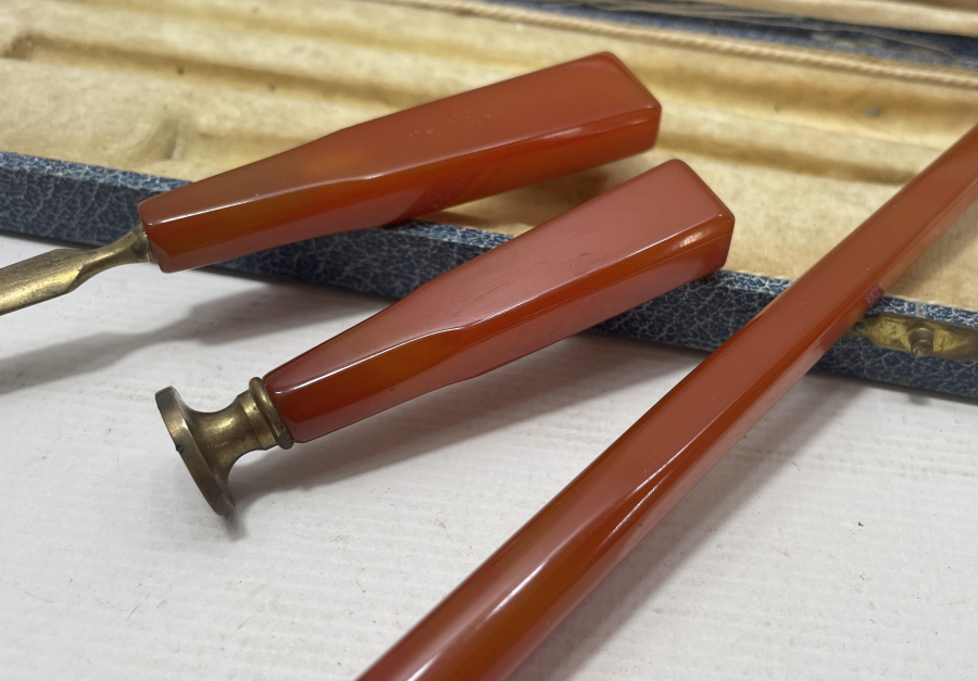 1900 BAŞLARI KUTUSUNDA KATALİN YAZI TAKIMI