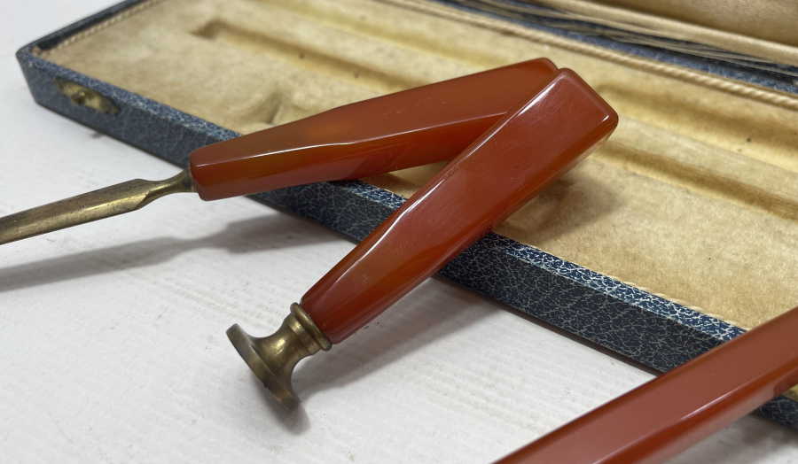 1900 BAŞLARI KUTUSUNDA KATALİN YAZI TAKIMI