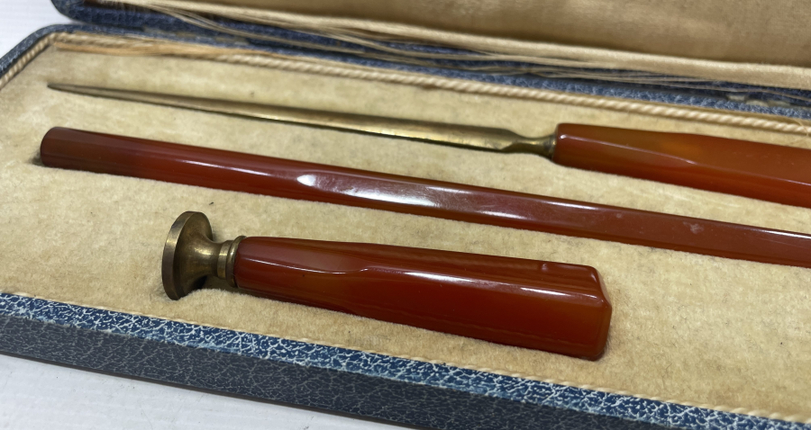 1900 BAŞLARI KUTUSUNDA KATALİN YAZI TAKIMI