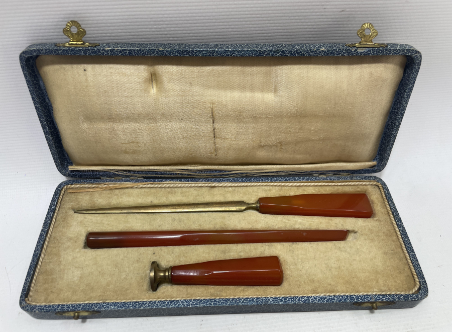 1900 BAŞLARI KUTUSUNDA KATALİN YAZI TAKIMI