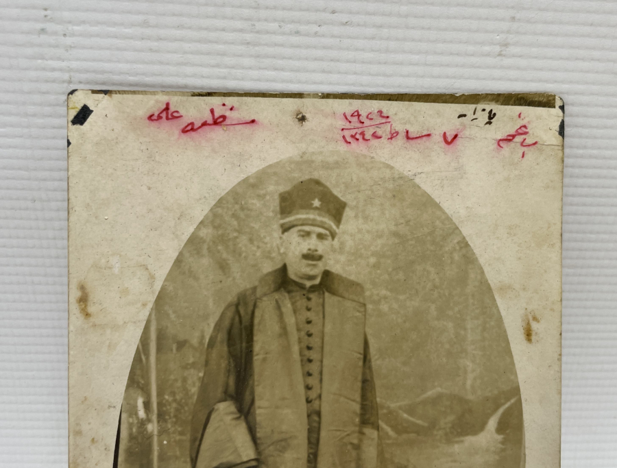 CUMHURİYET BAŞLARI ÜZERİ OSMANLICA YAZILI NADİR HAKİM FOTOĞRAFI