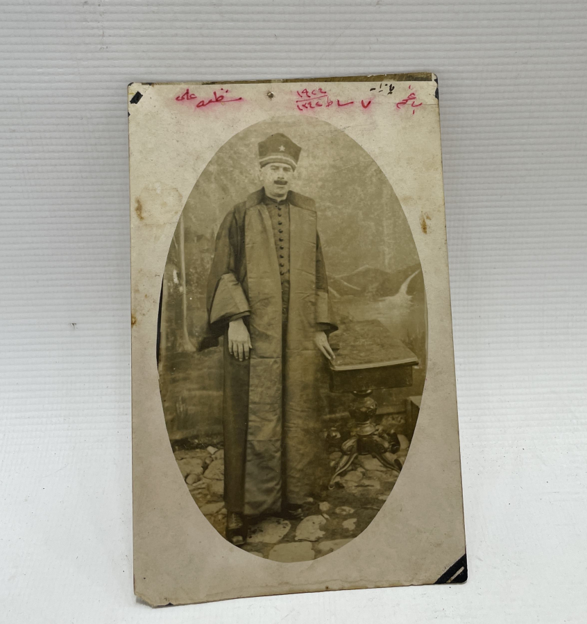 CUMHURİYET BAŞLARI ÜZERİ OSMANLICA YAZILI NADİR HAKİM FOTOĞRAFI