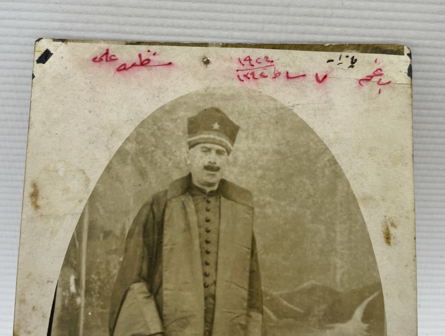 CUMHURİYET BAŞLARI ÜZERİ OSMANLICA YAZILI NADİR HAKİM FOTOĞRAFI