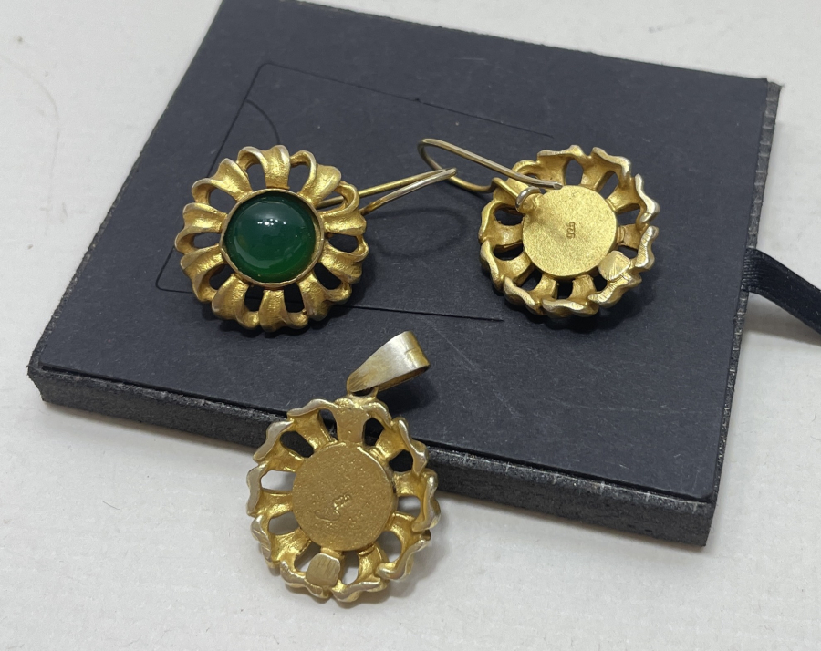 GÜMÜŞ ÜZERİ ALTIN KAPLAMA YEŞİM TAŞLI TAKIM