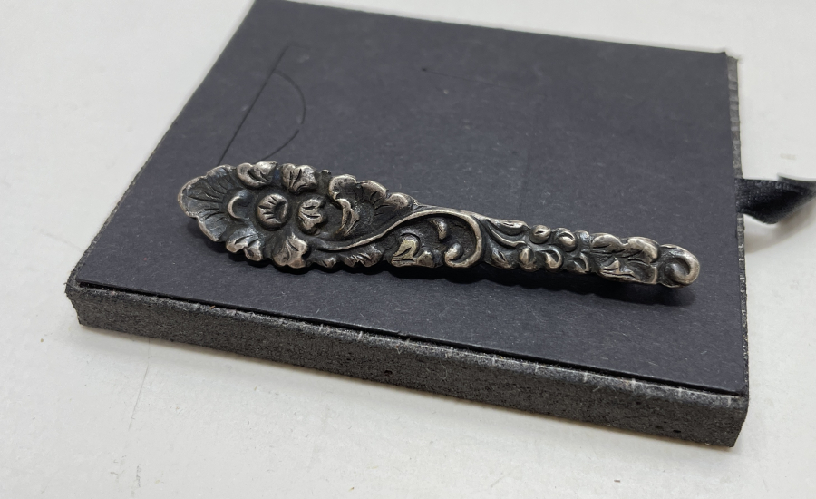 KABARTMA İŞÇİLİKLİ ANTİKA GÜMÜŞ KRAVAT İĞNESİ