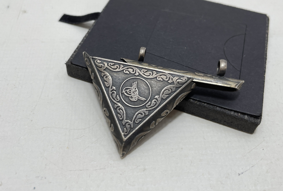 ÜZERİ TUĞRA FİGÜRLÜ GÜMÜŞ CEVŞEN 