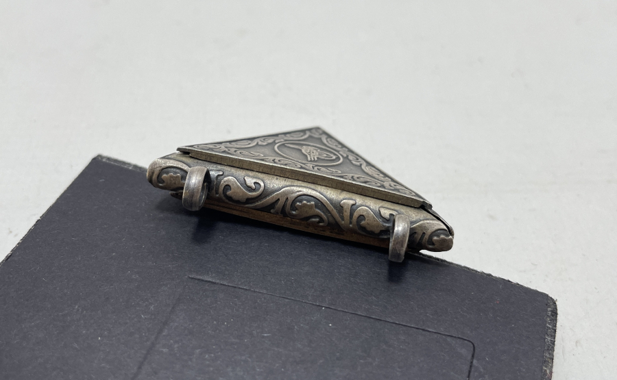 ÜZERİ TUĞRA FİGÜRLÜ GÜMÜŞ CEVŞEN 