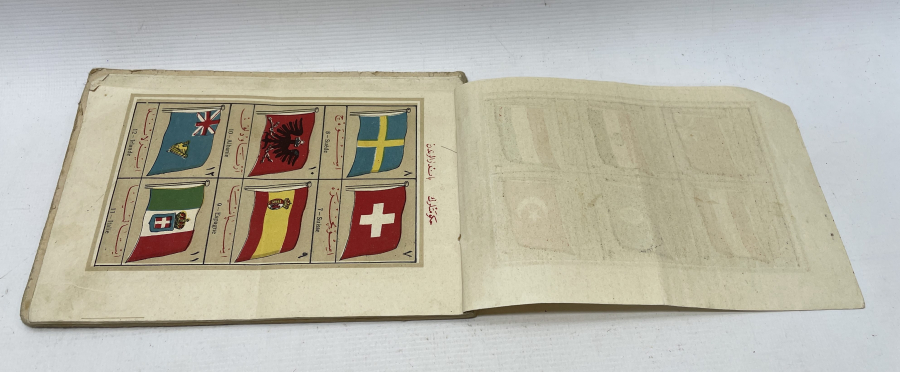 ÜZERİNDE ÇEŞİTLİ MİLLETLERİN BAYRAKLARININ BULUNDUĞU NADİR FRANSIZCA OSMANLICA SÖZLÜK