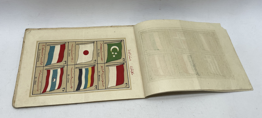 ÜZERİNDE ÇEŞİTLİ MİLLETLERİN BAYRAKLARININ BULUNDUĞU NADİR FRANSIZCA OSMANLICA SÖZLÜK