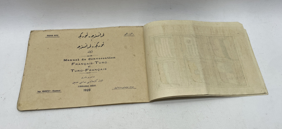 ÜZERİNDE ÇEŞİTLİ MİLLETLERİN BAYRAKLARININ BULUNDUĞU NADİR FRANSIZCA OSMANLICA SÖZLÜK