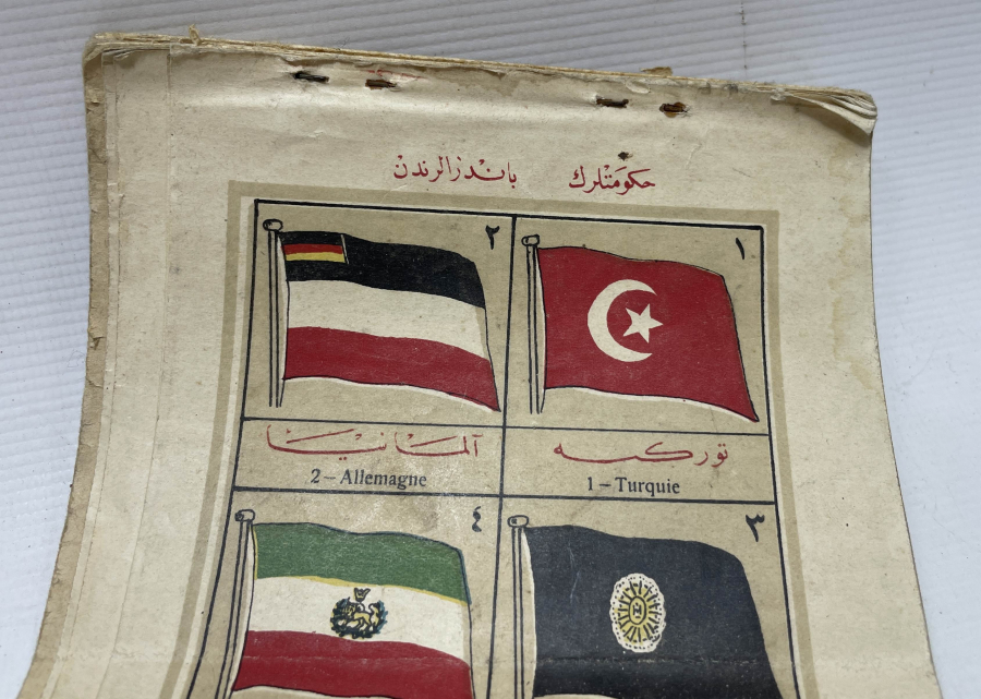 ÜZERİNDE ÇEŞİTLİ MİLLETLERİN BAYRAKLARININ BULUNDUĞU NADİR FRANSIZCA OSMANLICA SÖZLÜK