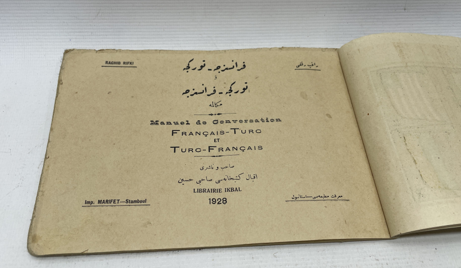 ÜZERİNDE ÇEŞİTLİ MİLLETLERİN BAYRAKLARININ BULUNDUĞU NADİR FRANSIZCA OSMANLICA SÖZLÜK