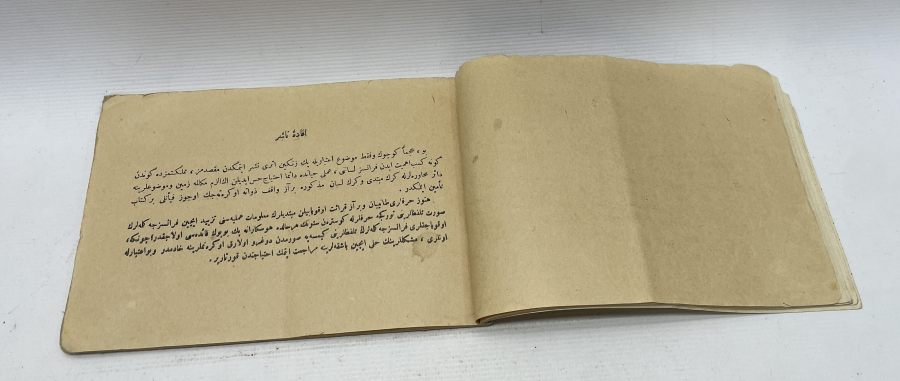 ÜZERİNDE ÇEŞİTLİ MİLLETLERİN BAYRAKLARININ BULUNDUĞU NADİR FRANSIZCA OSMANLICA SÖZLÜK