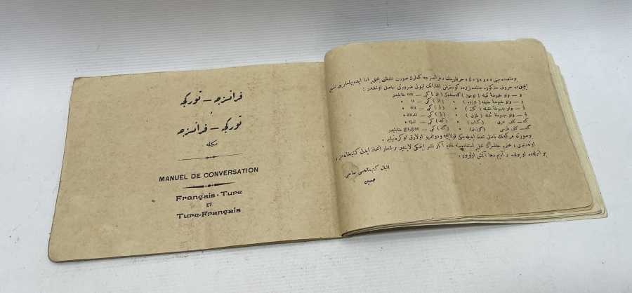 ÜZERİNDE ÇEŞİTLİ MİLLETLERİN BAYRAKLARININ BULUNDUĞU NADİR FRANSIZCA OSMANLICA SÖZLÜK