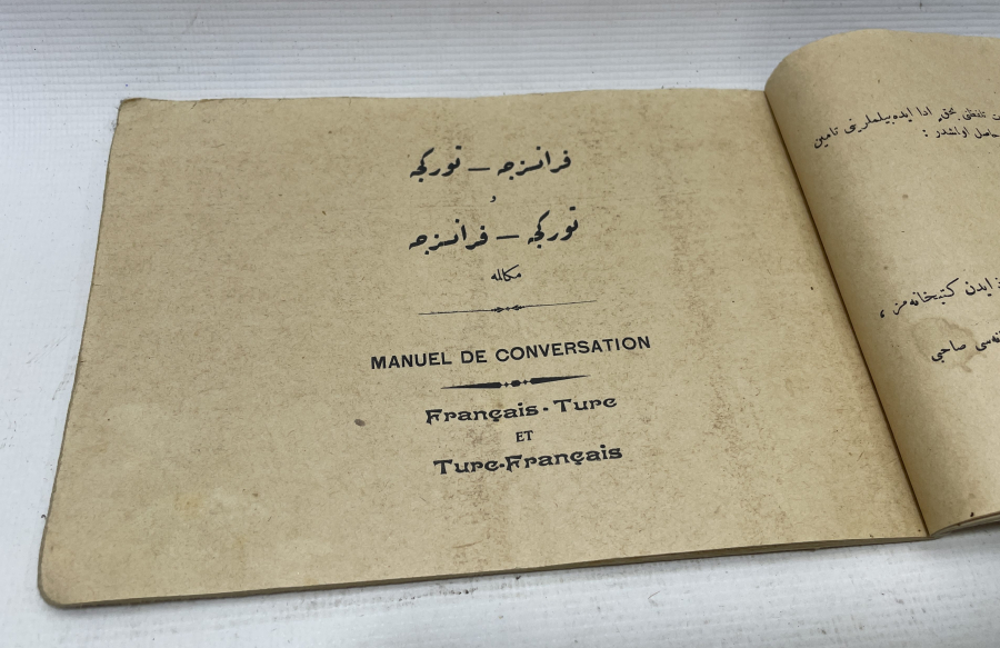 ÜZERİNDE ÇEŞİTLİ MİLLETLERİN BAYRAKLARININ BULUNDUĞU NADİR FRANSIZCA OSMANLICA SÖZLÜK