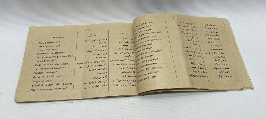 ÜZERİNDE ÇEŞİTLİ MİLLETLERİN BAYRAKLARININ BULUNDUĞU NADİR FRANSIZCA OSMANLICA SÖZLÜK