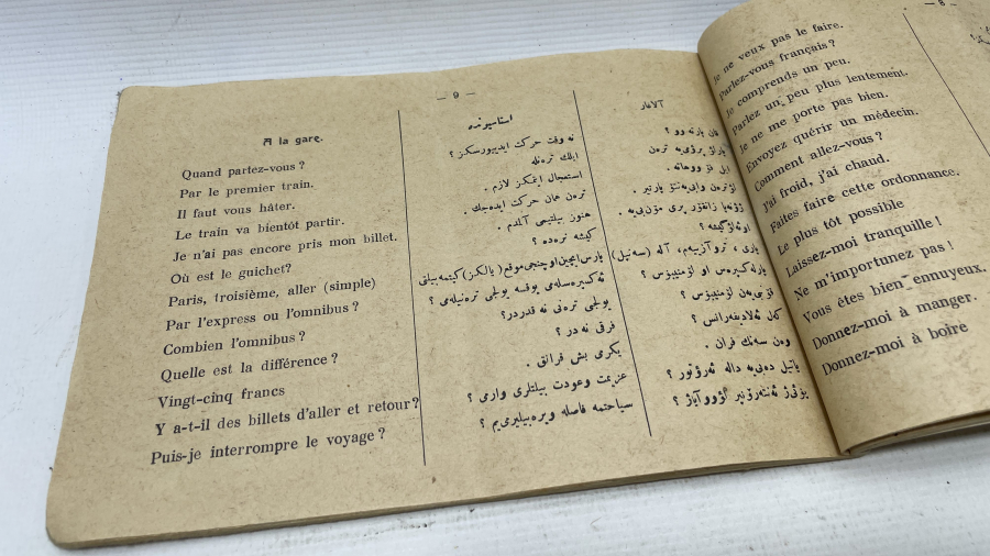 ÜZERİNDE ÇEŞİTLİ MİLLETLERİN BAYRAKLARININ BULUNDUĞU NADİR FRANSIZCA OSMANLICA SÖZLÜK