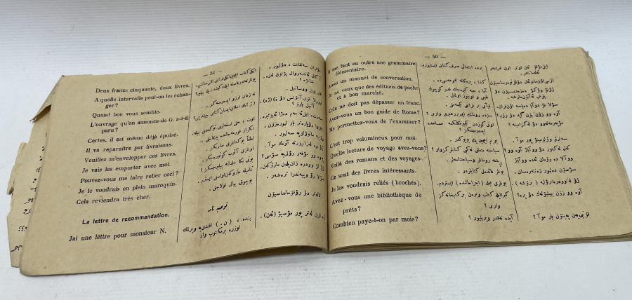 ÜZERİNDE ÇEŞİTLİ MİLLETLERİN BAYRAKLARININ BULUNDUĞU NADİR FRANSIZCA OSMANLICA SÖZLÜK