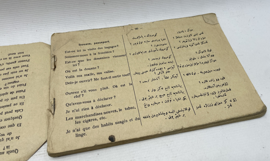 ÜZERİNDE ÇEŞİTLİ MİLLETLERİN BAYRAKLARININ BULUNDUĞU NADİR FRANSIZCA OSMANLICA SÖZLÜK