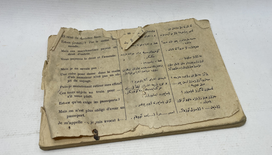 ÜZERİNDE ÇEŞİTLİ MİLLETLERİN BAYRAKLARININ BULUNDUĞU NADİR FRANSIZCA OSMANLICA SÖZLÜK