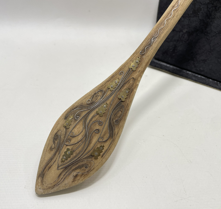 OSMANLI DÖNEMİ AHŞAP ÜZERİ GÜMÜŞ İŞLEMELİ AFYON YAPIMI TEKKE İŞİ SIRT KAŞIYICI