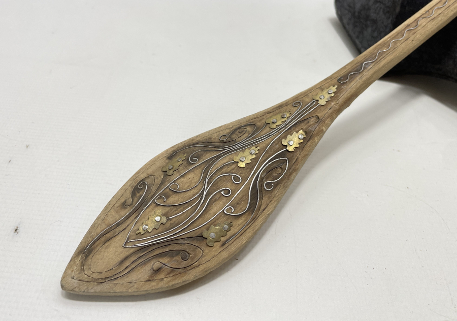 OSMANLI DÖNEMİ AHŞAP ÜZERİ GÜMÜŞ İŞLEMELİ AFYON YAPIMI TEKKE İŞİ SIRT KAŞIYICI