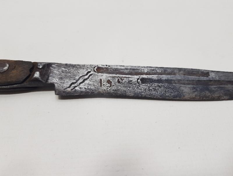 OSMANLICA YAZILI VE TARİHLİ BOYNUZ SAPLI SALDIRMA BIÇAK