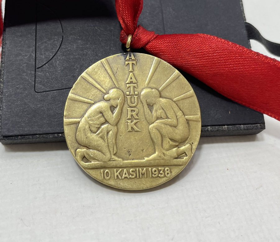 10 KASIM 1938 ATATÜRK KURTARDIĞIN TÜRK KADINI SANA BAĞLILIĞINI SUNAR MADALYON
