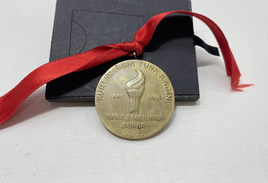 10 KASIM 1938 ATATÜRK KURTARDIĞIN TÜRK KADINI SANA BAĞLILIĞINI SUNAR MADALYON