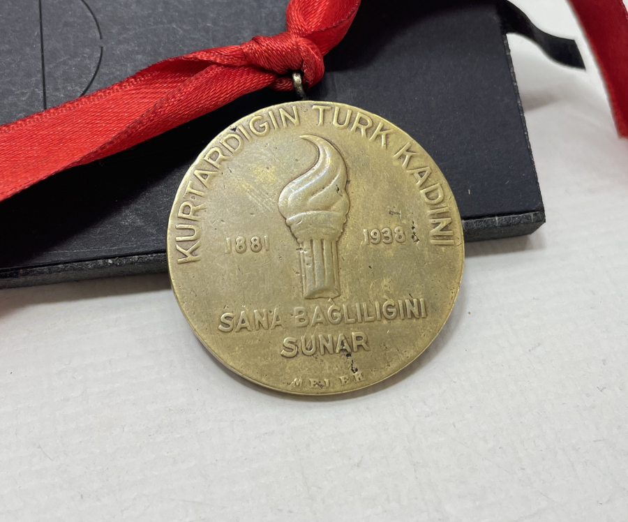 10 KASIM 1938 ATATÜRK KURTARDIĞIN TÜRK KADINI SANA BAĞLILIĞINI SUNAR MADALYON