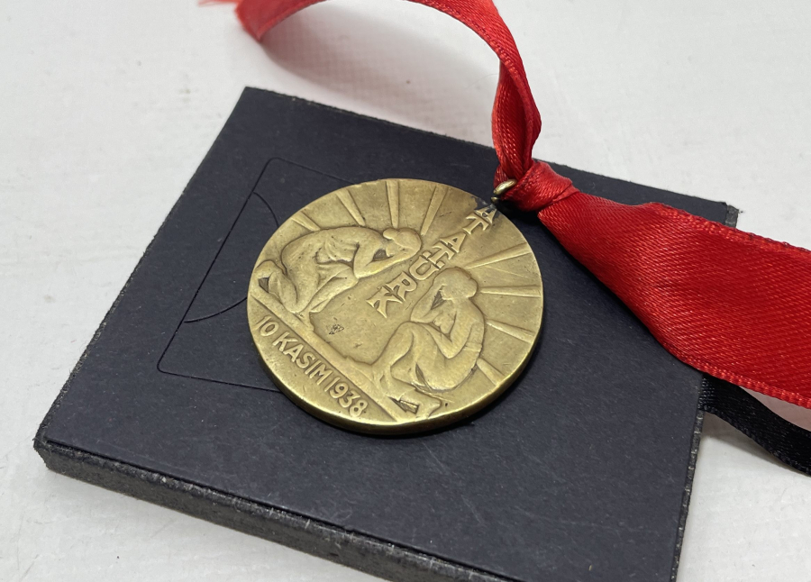 10 KASIM 1938 ATATÜRK KURTARDIĞIN TÜRK KADINI SANA BAĞLILIĞINI SUNAR MADALYON