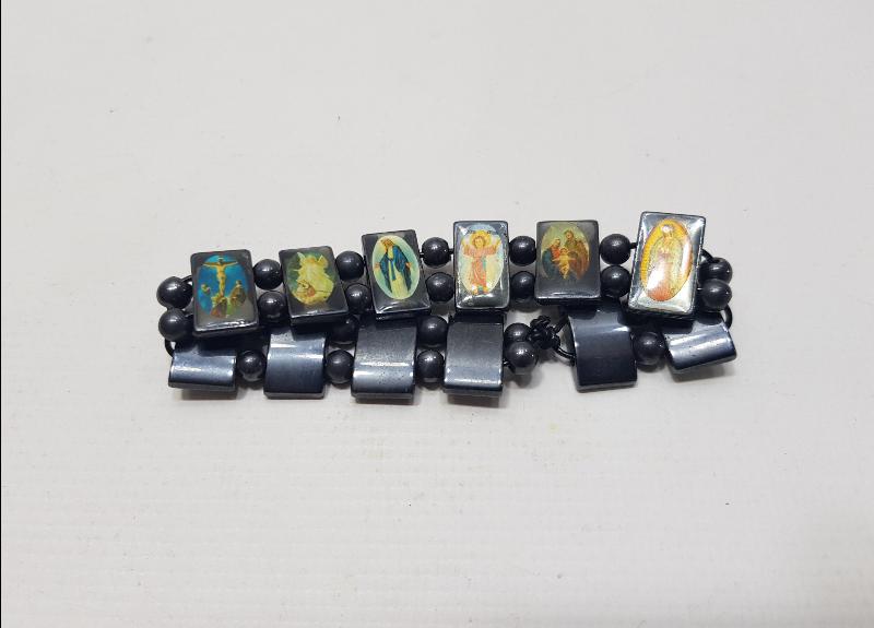 HIRİSTİYAN DİNİ FİGÜRLERLE SÜSLÜ HEMATİT BİLEKLİK