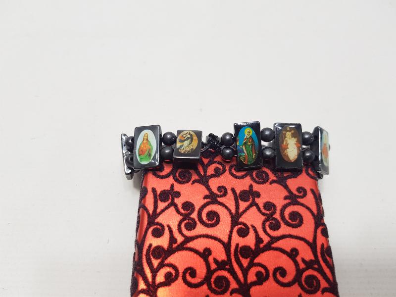 HIRİSTİYAN DİNİ FİGÜRLERLE SÜSLÜ HEMATİT BİLEKLİK