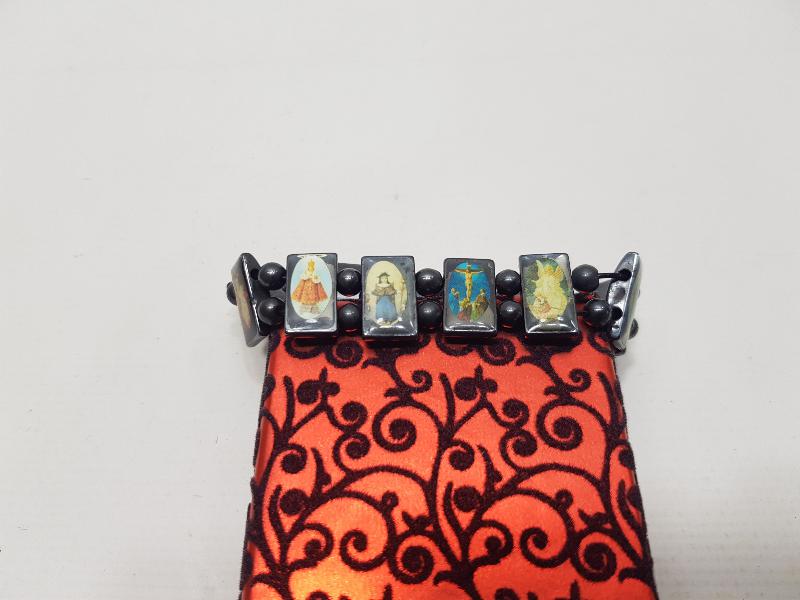 HIRİSTİYAN DİNİ FİGÜRLERLE SÜSLÜ HEMATİT BİLEKLİK