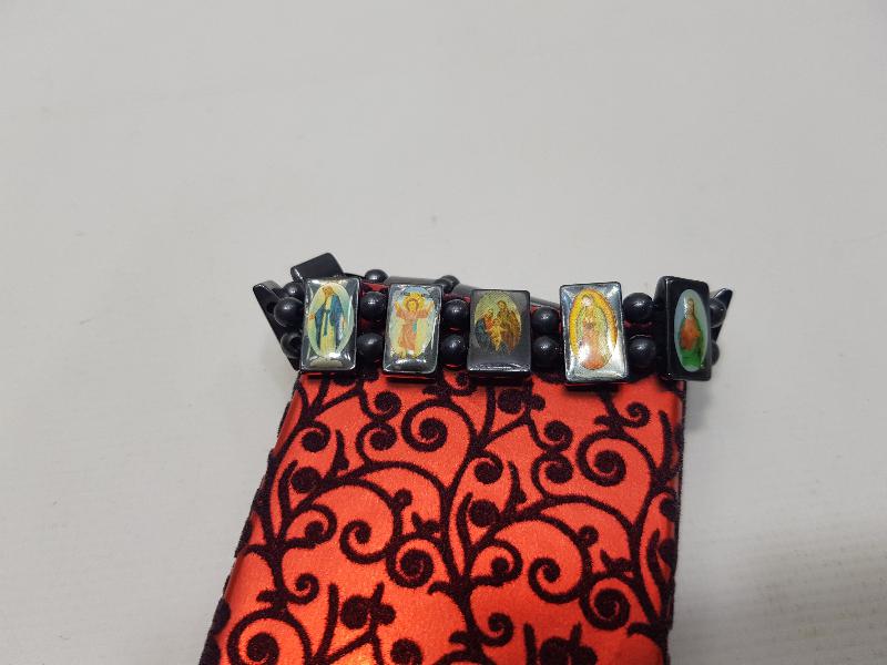 HIRİSTİYAN DİNİ FİGÜRLERLE SÜSLÜ HEMATİT BİLEKLİK