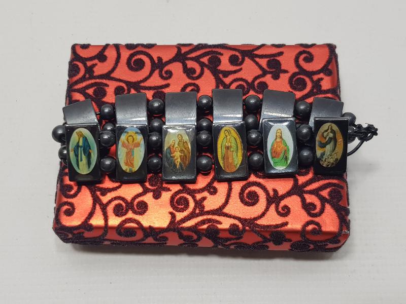 HIRİSTİYAN DİNİ FİGÜRLERLE SÜSLÜ HEMATİT BİLEKLİK