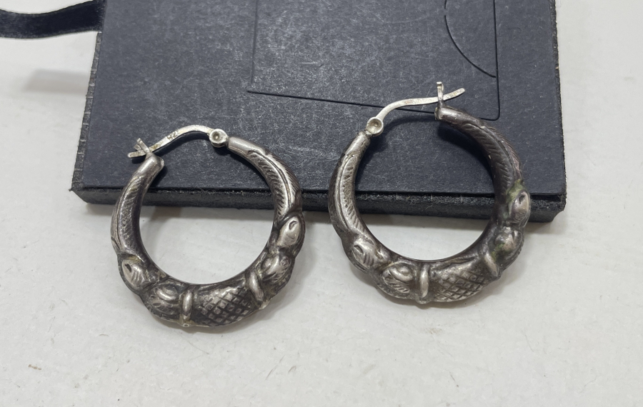 KABARTMA İŞÇİLİKLİ GÜMÜŞ KÜPE