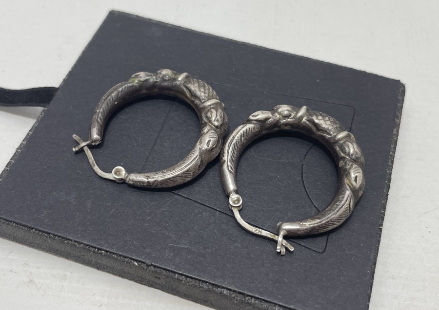 KABARTMA İŞÇİLİKLİ GÜMÜŞ KÜPE