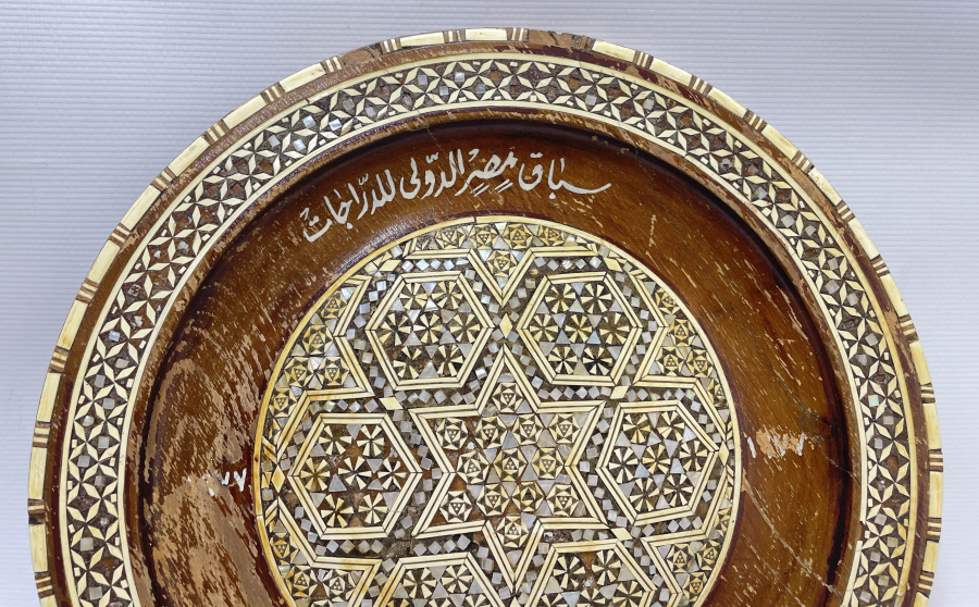 MARKÜTERİ İŞÇİLİKLİ AHŞAPTAN MAMUL ANTİKA DUVAR TABAĞI